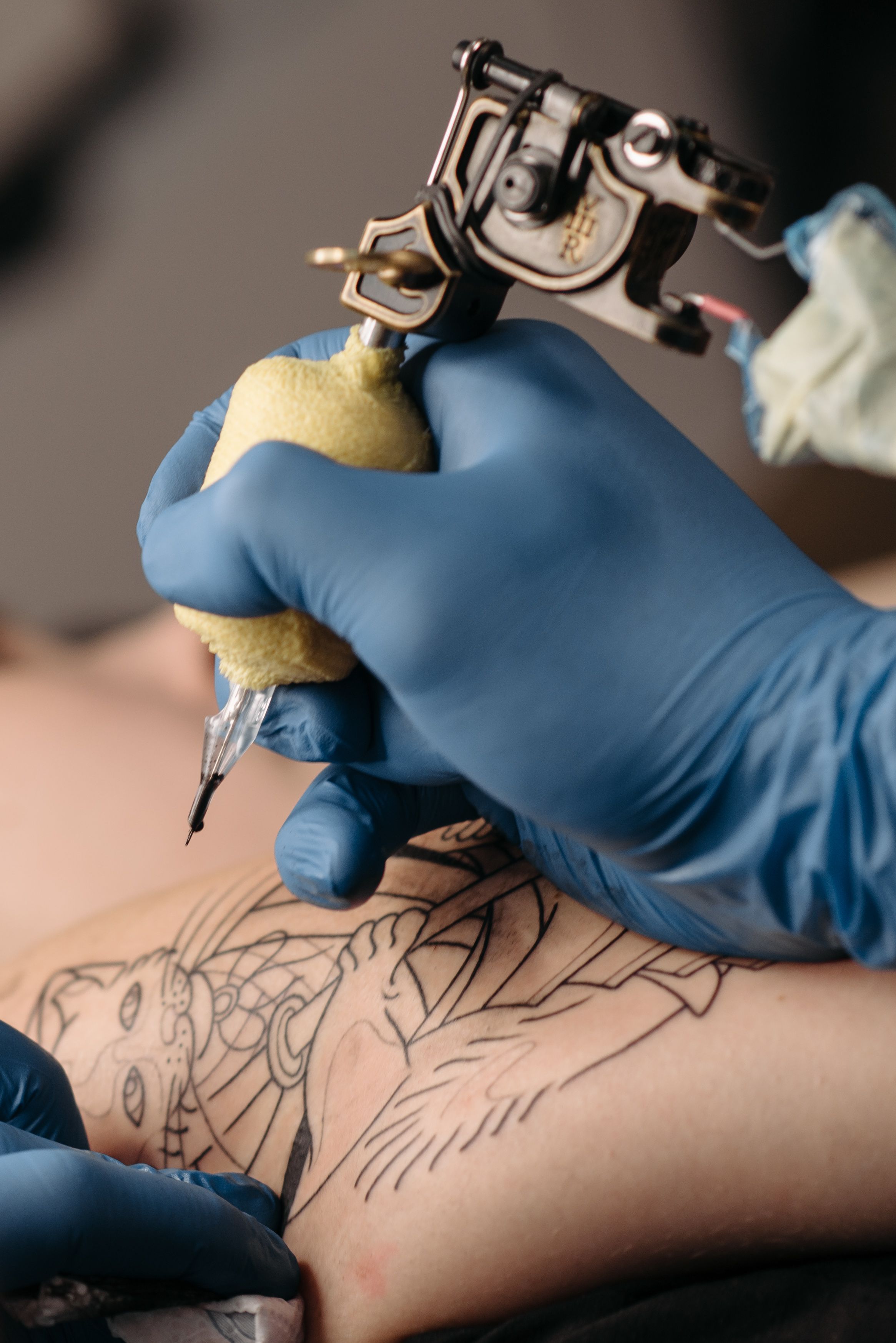 Tatuagem fine line floral no antebraço